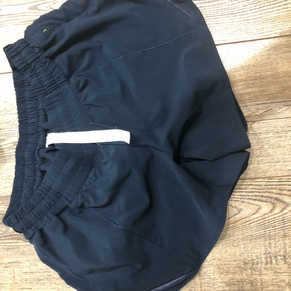 Lululemon hotty hot shorts size 6- tall (4 inch)